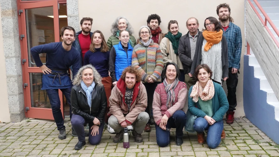 L'équipe, les allié·e·s et les habitant·e·s lors du week-end de restitution de la résidence.